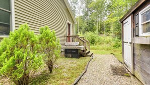 A house with a gravel driveway, a wooden deck, and a small shed. - Cozy Campton Home: 10 Mi to Tenney Mountain Resort (Campton)