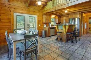 Dining - Cabin Rental Near Kings River & Table Rock Lake (Shell Knob)