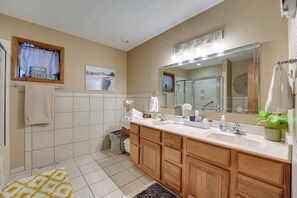 Shower - Lead Hill Vacation Rental w/ Private Pool & Yard! (Lead Hill)