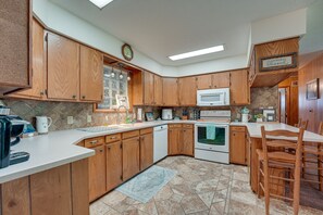 Microwave, oven, stovetop, dishwasher - Lead Hill Vacation Rental w/ Private Pool & Yard! (Lead Hill)