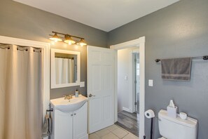 Bathroom - Pet-friendly Green Lake Vacation Rental! (Green Lake)