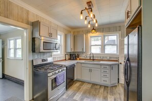 Microwave, oven, stovetop, dishwasher - Pet-friendly Green Lake Vacation Rental! (Green Lake)