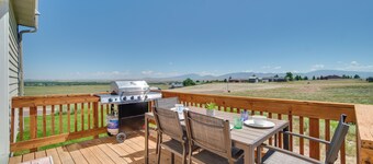 Bright Wyoming Retreat w/ Deck & Mountain Views!