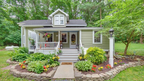 A house with a front porch, steps, and a welcome mat. - Charming Manheim Cottage w/ On-site Animal Viewing (Manheim)