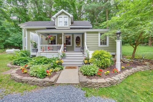 Charming Manheim Cottage w/ On-site Animal Viewing