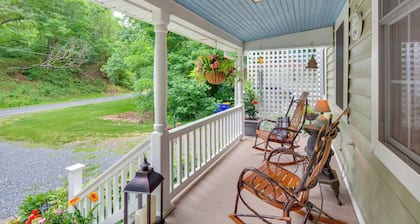 Charming Manheim Cottage w/ On-site Animal Viewing