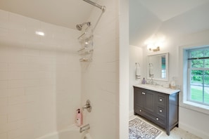 Cottage (2 Bedrooms) | Interior - Charming Manheim Cottage w/ On-site Animal Viewing (Manheim)