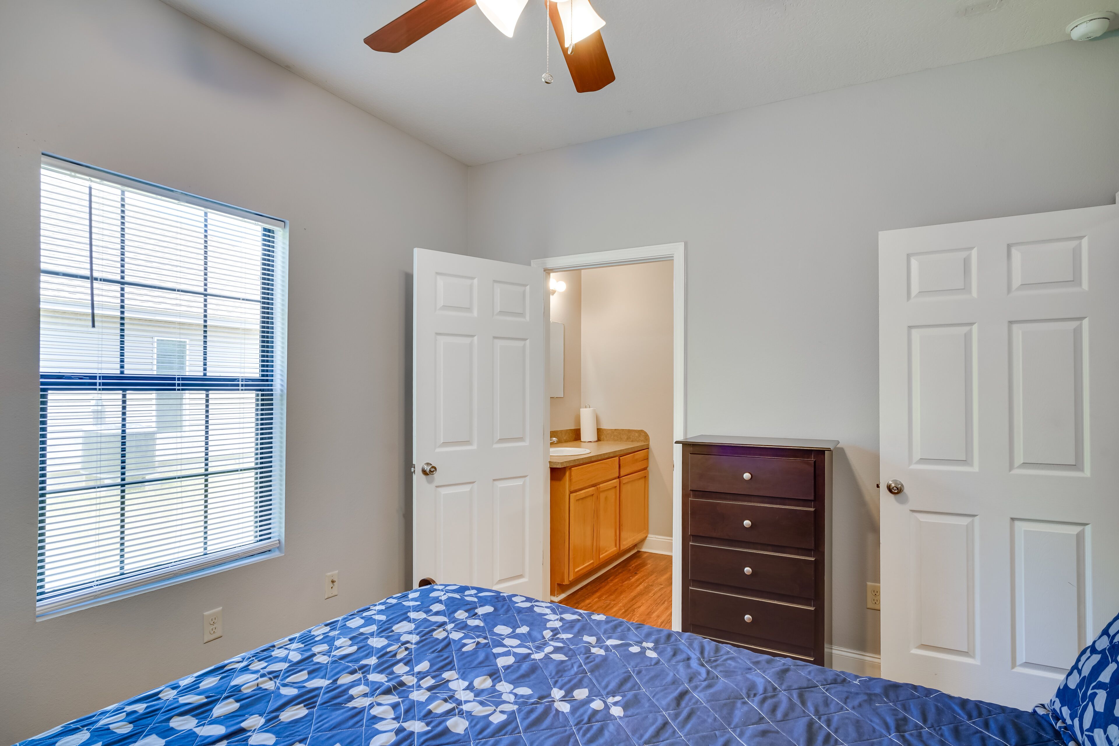 3 bedrooms, iron/ironing board, bed sheets