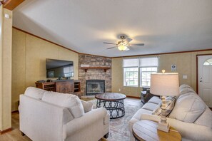 Televisión, chimenea, libros