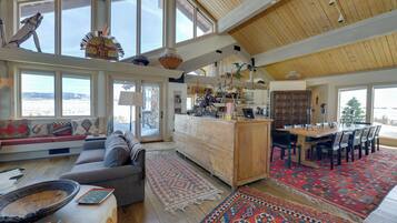 House (5 Bedrooms) | Interior