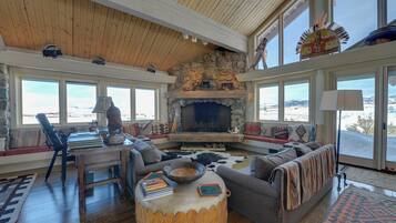 House (5 Bedrooms) | Interior