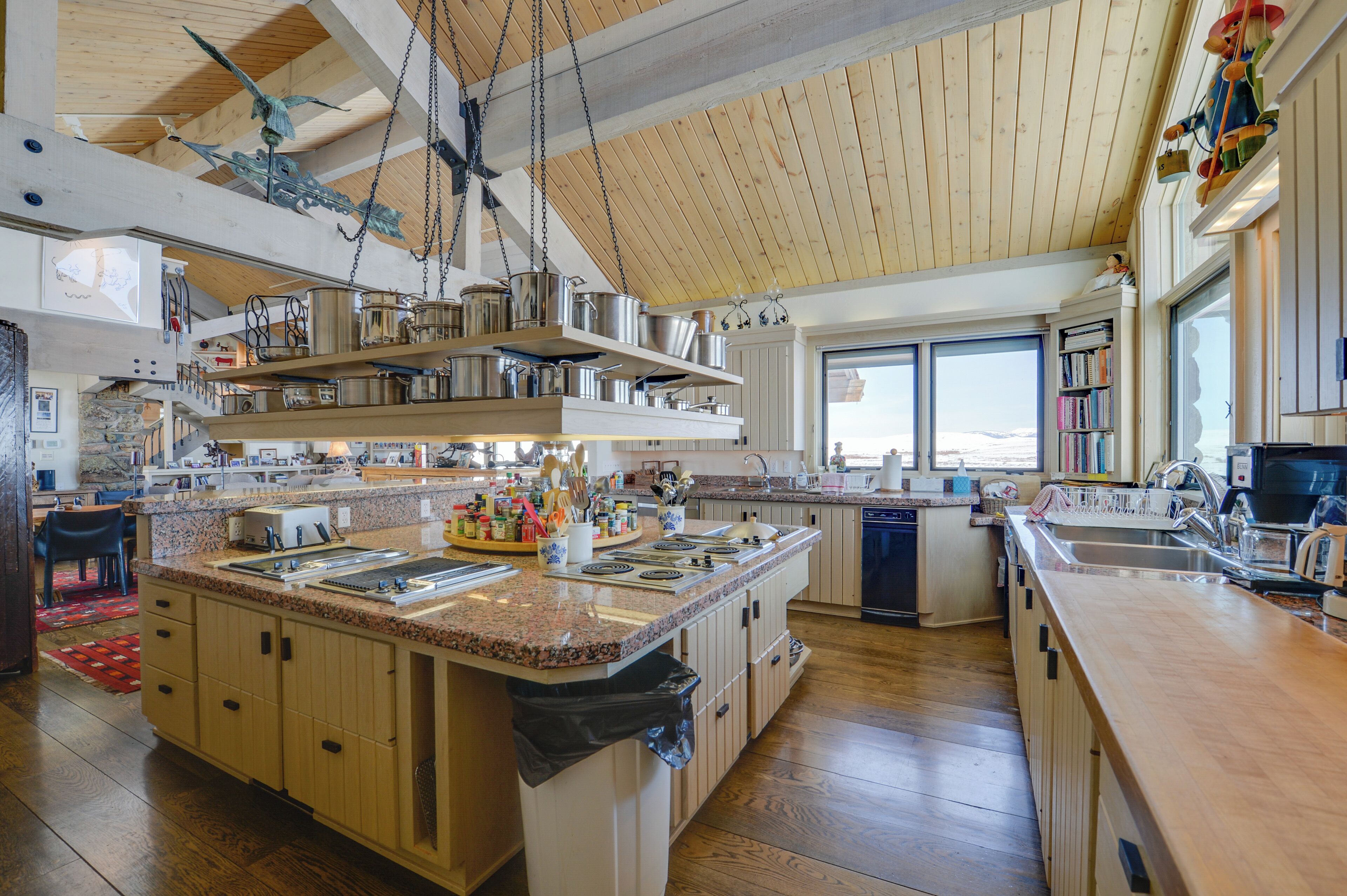 House (5 Bedrooms) | Interior