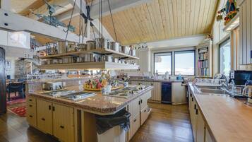 House (5 Bedrooms) | Interior