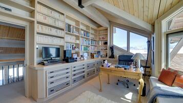 House (5 Bedrooms) | Interior