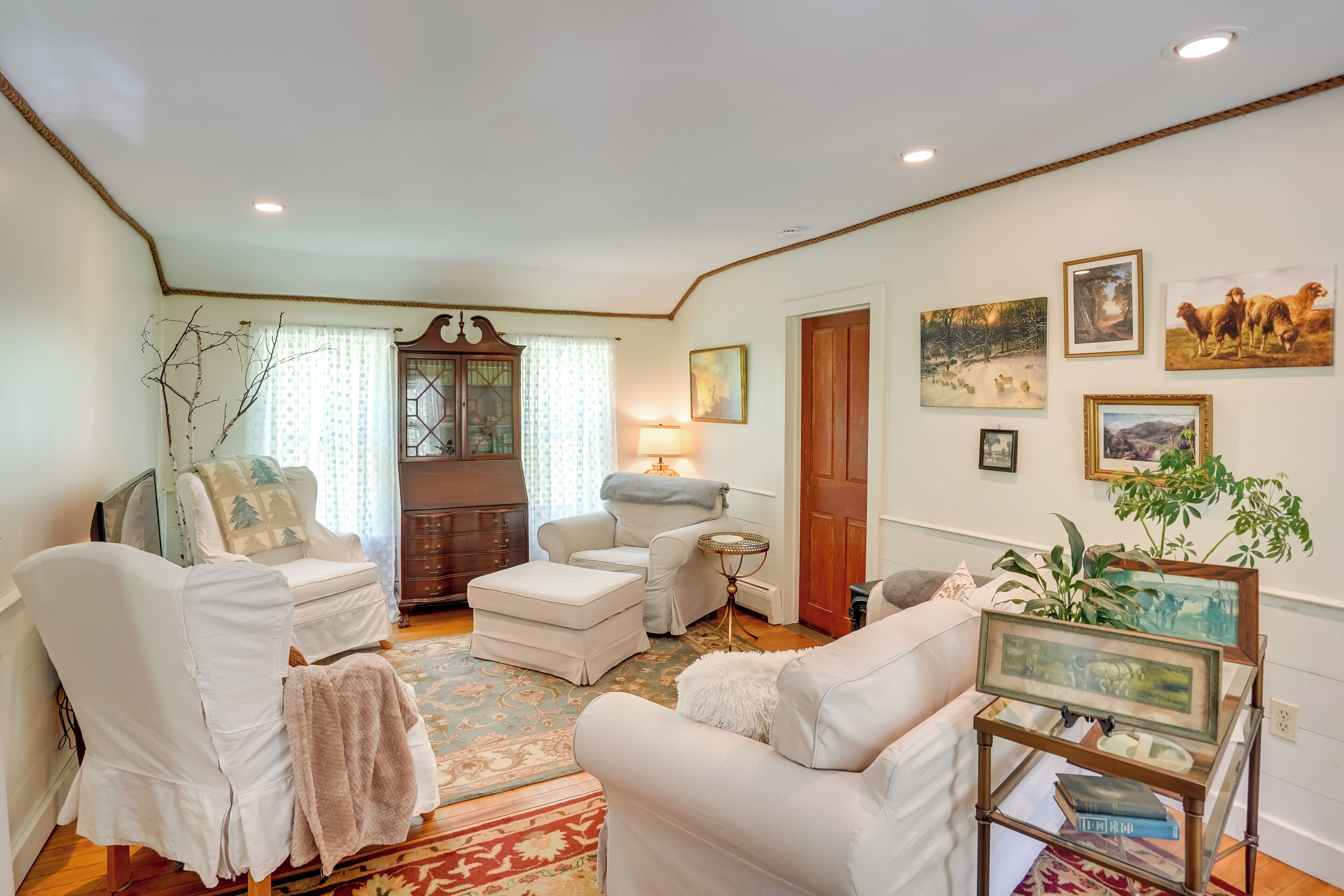 House (4 Bedrooms) | Interior