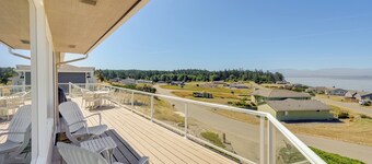Stunning Home in Coupeville w/ Deck + Beach Access