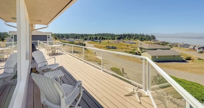 Stunning Home in Coupeville w/ Deck + Beach Access