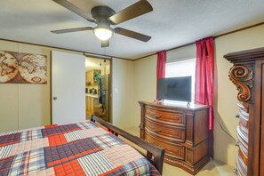 House (3 Bedrooms) | Interior - Bonneau Vacation Rental w/ Private Yard! (Bonneau)