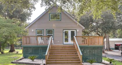 Multi-level Bonneau Cabin: Walk to Lake!