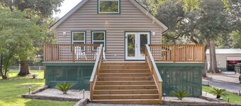 Multi-level Bonneau Cabin: Walk to Lake!