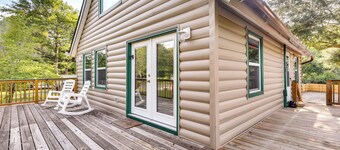 Multi-level Bonneau Cabin: Walk to Lake!