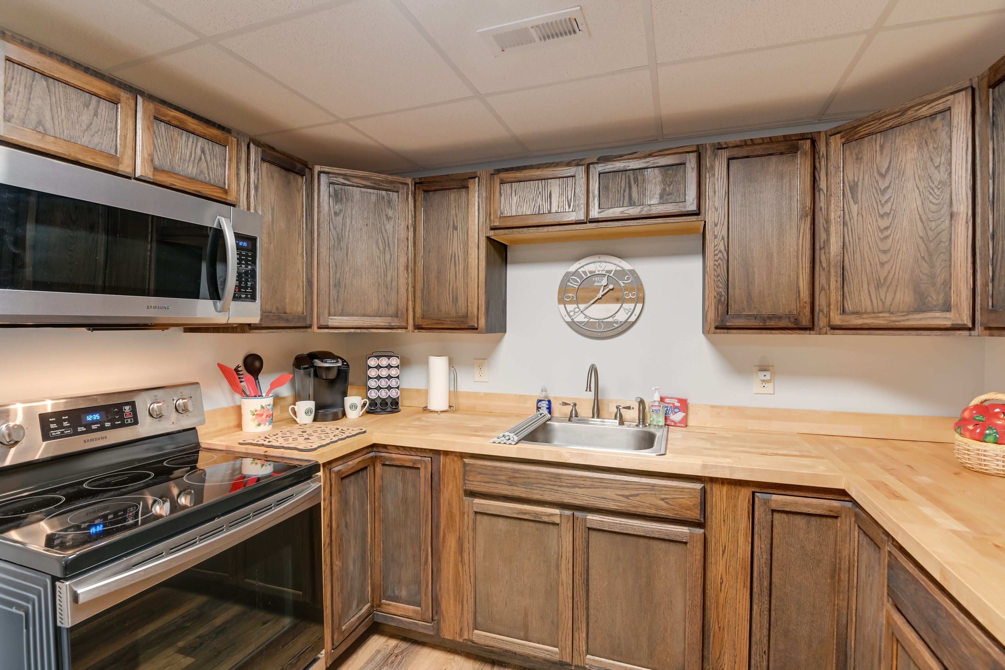 Microwave, oven, stovetop, cookware/dishes/utensils