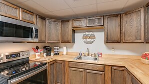 Microwave, oven, stovetop, cookware/dishes/utensils - White Bluff Rental w/ Seasonal Pool & Fire Pit! (White Bluff)