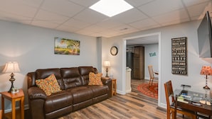TV, books - White Bluff Rental w/ Seasonal Pool & Fire Pit! (White Bluff)