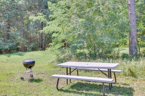 Outdoor dining - Wisconsin Cabin Getaway Near Castle Rock Late (Mauston)