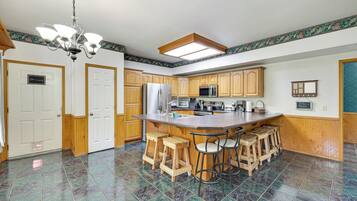 House (5 Bedrooms) | Interior