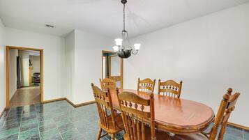 House (5 Bedrooms) | Interior