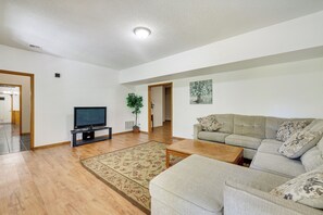 House (5 Bedrooms) | Interior