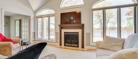 Huis (3 Bedrooms) | Woonruimte | Televisie en een open haard
