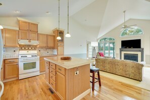 Interior - Spacious Lakefront New Auburn Home w/ Sunroom (New Auburn)