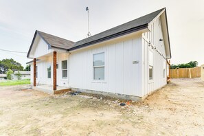 Interior - Texas Family Home w/ Hot Tub: 1 Mi to Lake Whitney (Whitney)
