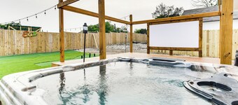 Texas Family Home w/ Hot Tub: 1 Mi to Lake Whitney