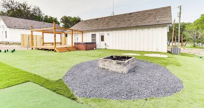 Texas Family Home w/ Hot Tub: 1 Mi to Lake Whitney