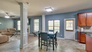 House (5 Bedrooms) | Interior