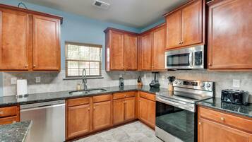 House (5 Bedrooms) | Interior