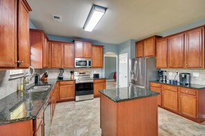 House (5 Bedrooms) | Interior