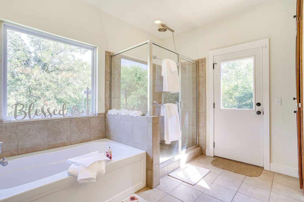 Quaint Noble Home: 6 Mi to University of Oklahoma! - Duck Pond, OK
