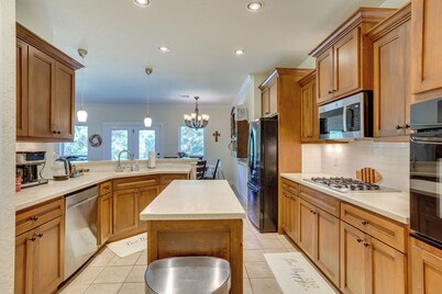 Quaint Noble Home: 6 Mi to University of Oklahoma!