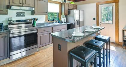 Creek, Trails & Falls! Rural Red River Gorge Cabin