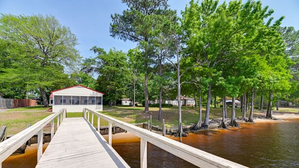 Property grounds - Riverfront Edenton Condo w/ Porch & Boat Ramp! (Edenton)