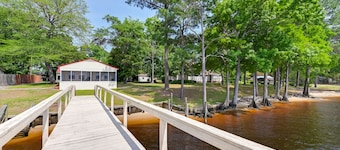 Riverfront Edenton Condo w/ Porch & Boat Ramp!