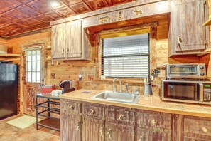 Apartment (0 Bedroom) | Interior - Rural Arkansas Vacation Rental w/ Wraparound Porch (Heber Springs)