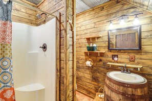 Apartment (0 Bedroom) | Interior - Rural Arkansas Vacation Rental w/ Wraparound Porch (Heber Springs)