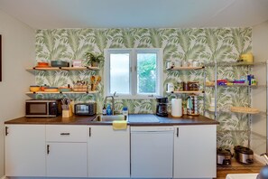 Microondas, horno, placa de cocina y lavavajillas