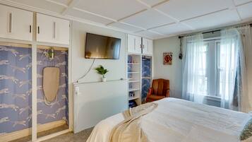 2 bedrooms, laptop workspace, iron/ironing board, free cots/infant beds