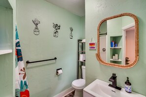 Shower - Downtown Pittsfield Vacation Rental Near Hiking! (Pittsfield)